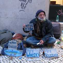 Humoristische zwerver in Lissabon, mrt 2013