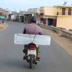 IJsverkoper probeert zijn koopwaar effectief te vervoeren, Vietnam, jan. 2012