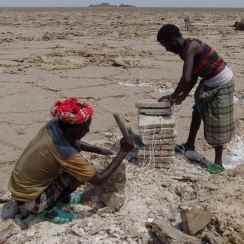 Zout hakken op de zoutvlakte van Noord-Oost Ethiopië, sept. 2013